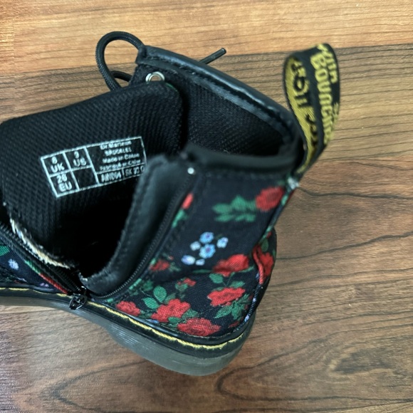 Dr. Marten’s | 'DELANEY' FLORAL PRINT CANVAS KIDS BOOTS - Picture 6 of 8
